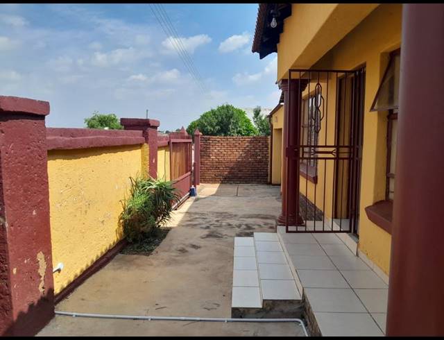 3 BEDROOM HOUSE FOR SALE IN SOSHANGUVE EAST EXT 3